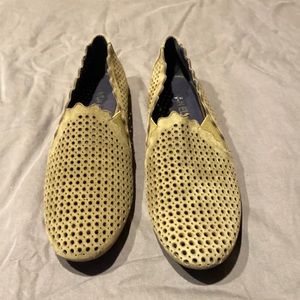 Vaneli women size 7 tan .really cute. Excellent condition never worn.